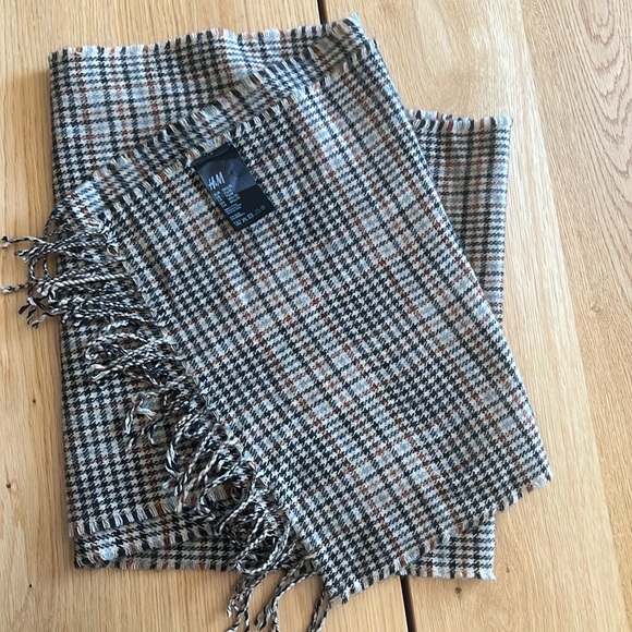 Checkered Scarf - Picture 3 of 4